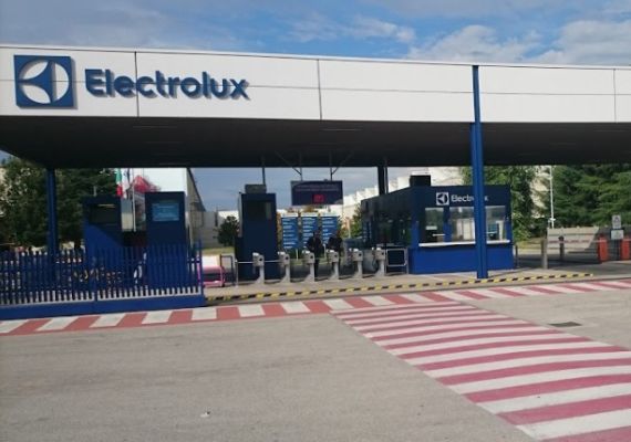 Electrolux, i colleghi le donano 170 ore di ferie per assistere la figlia malata